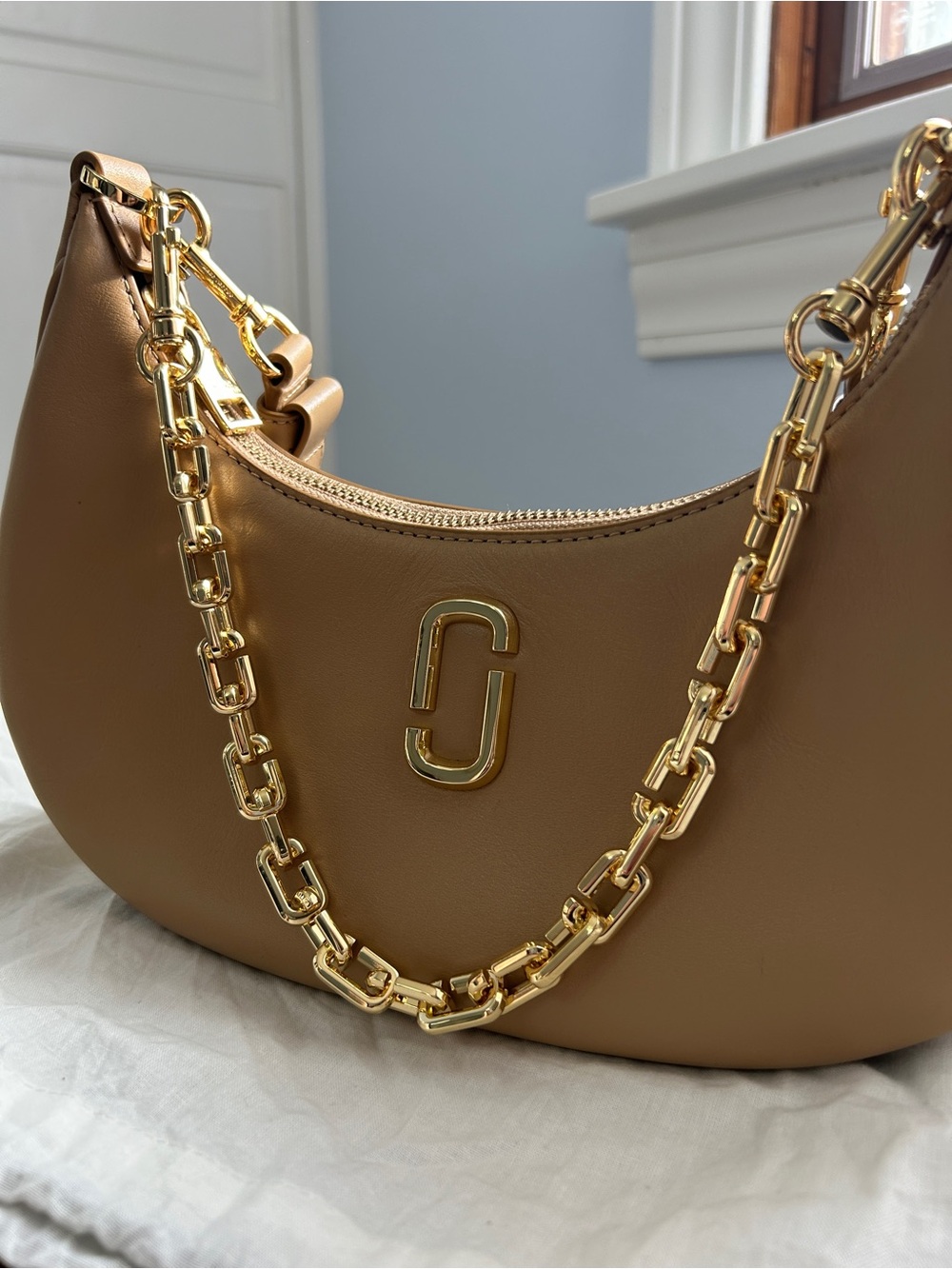 Marc Jacobs Tan Leather Shoulder Bag with Gold Chain - Picture 10 of 13